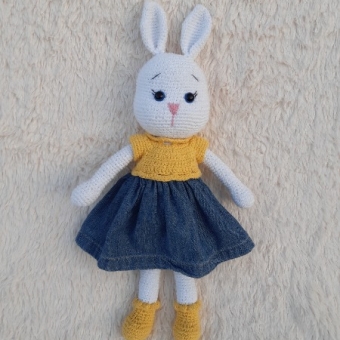 Amigurumi elbiseli tavşan